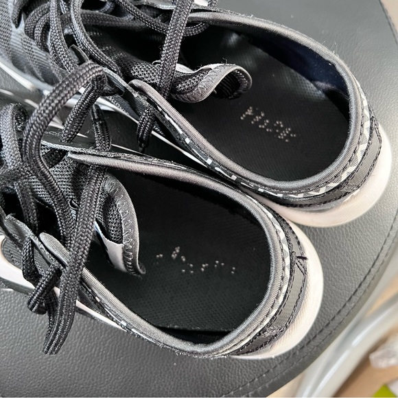 Nike black and white Athletic shoes - Picture 2 of 3